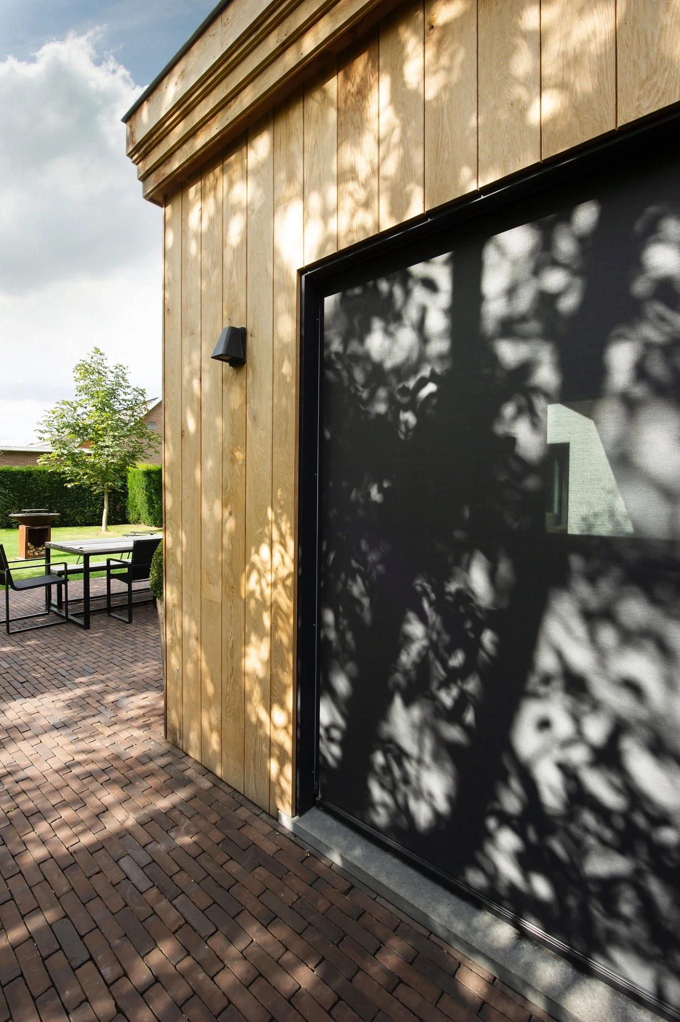 Interieurzicht op grote zwarte aluminium ramen en terras van de nieuwbouwwoning