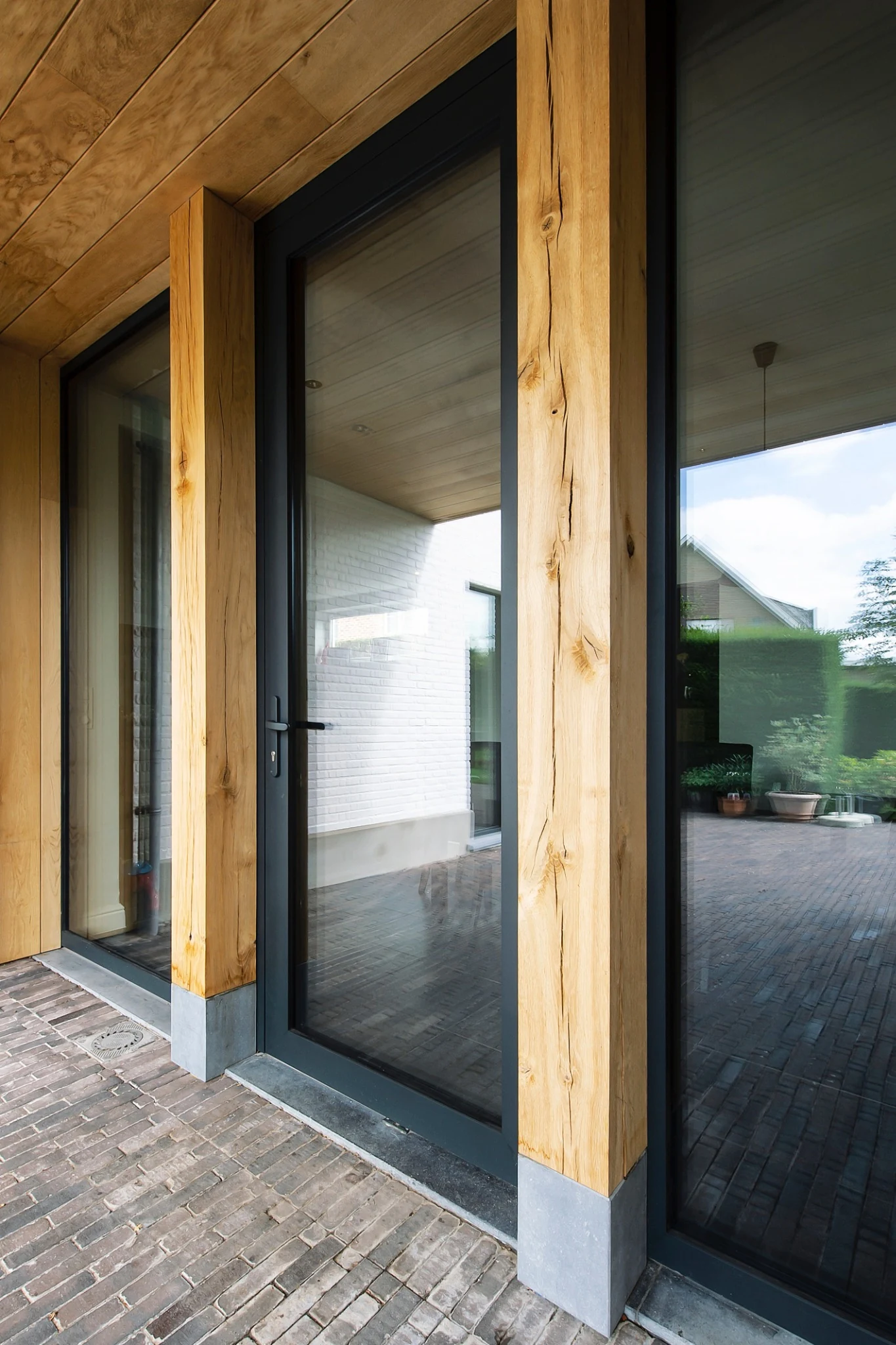 Zwart aluminium raam in warme houten gevelbekleding